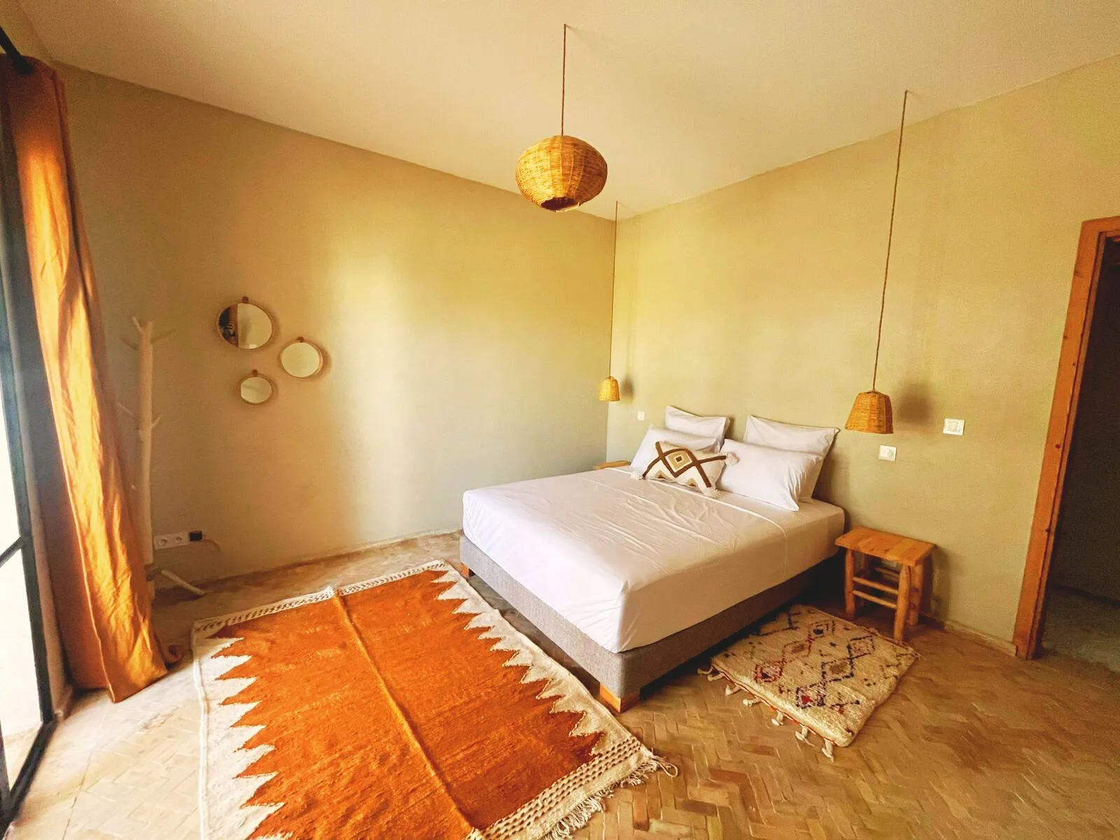 Chambre king size ouvrant sur la piscine, soleil en feuilles de palmier au mur