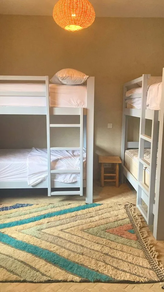 Chambre paisible aux tons naturels, tête de lit tadelakt et linge de lin