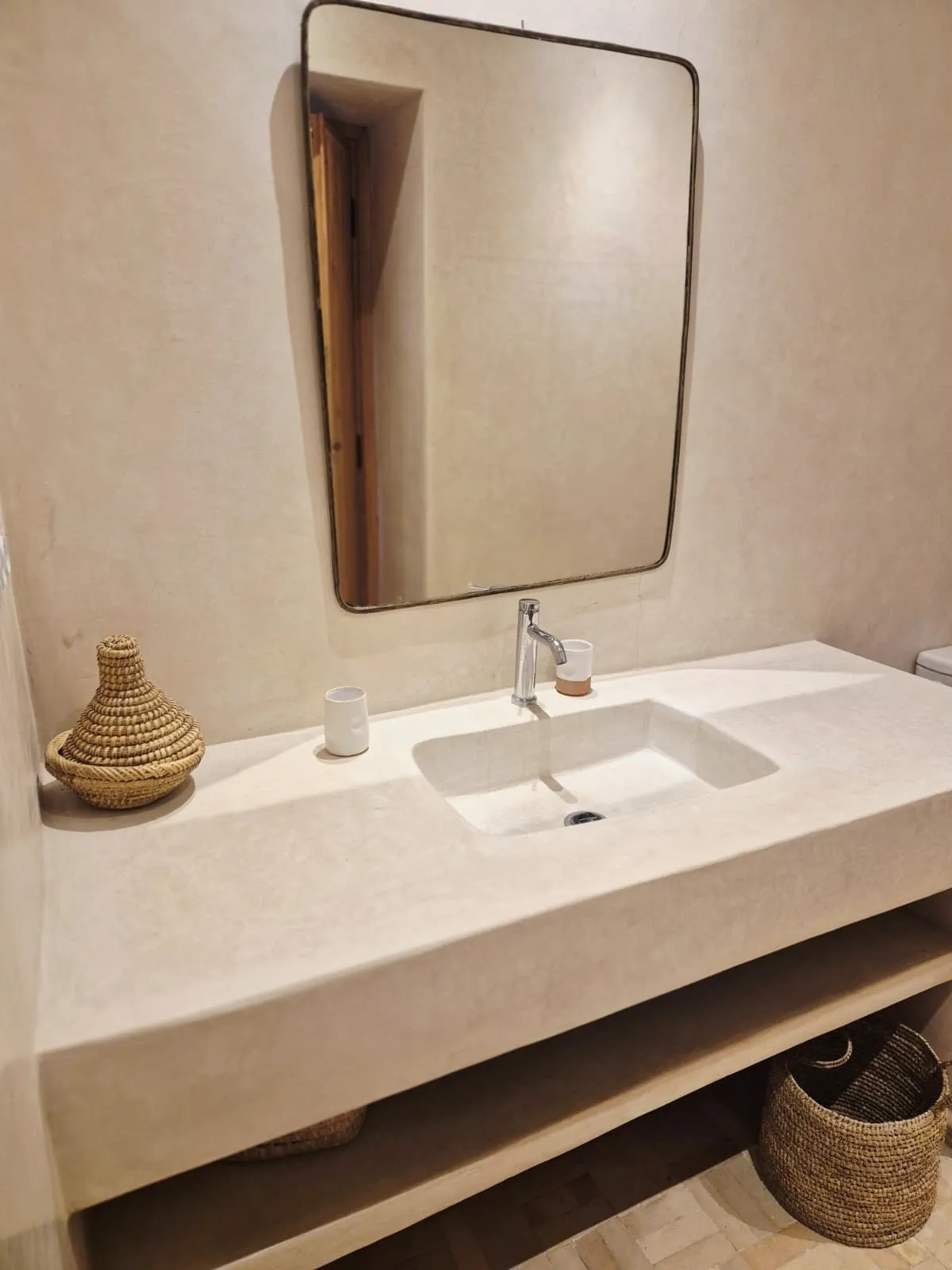 Salle de bain privative en tadelakt, vasque taillée dans la masse