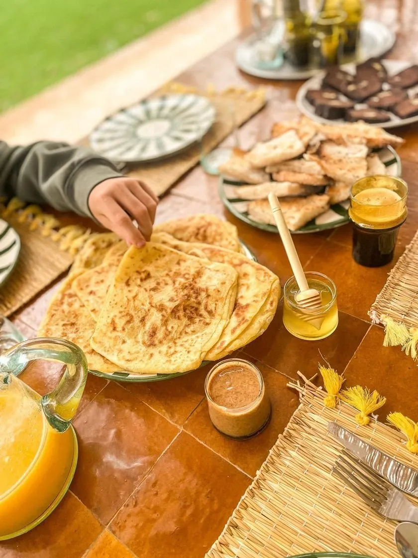 Petit-déjeuner gourmand : msemens, baghrir, miel et jus d'oranges pressées