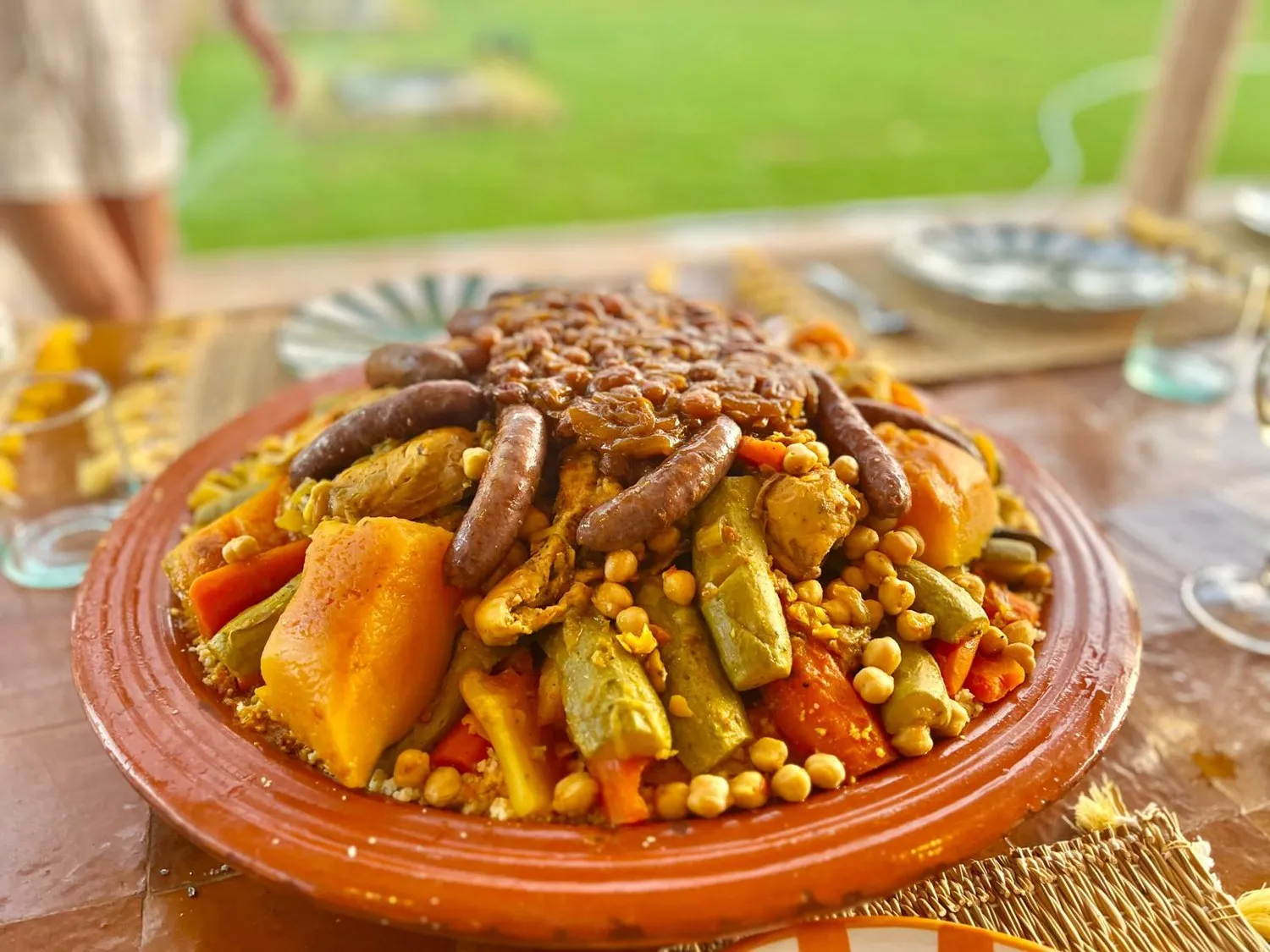 Couscous royal aux légumes de saison, pois chiches et viandes