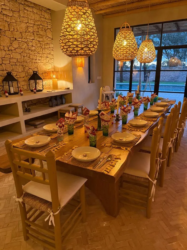 Salle à manger conviviale sous les plafonds de bois rouge