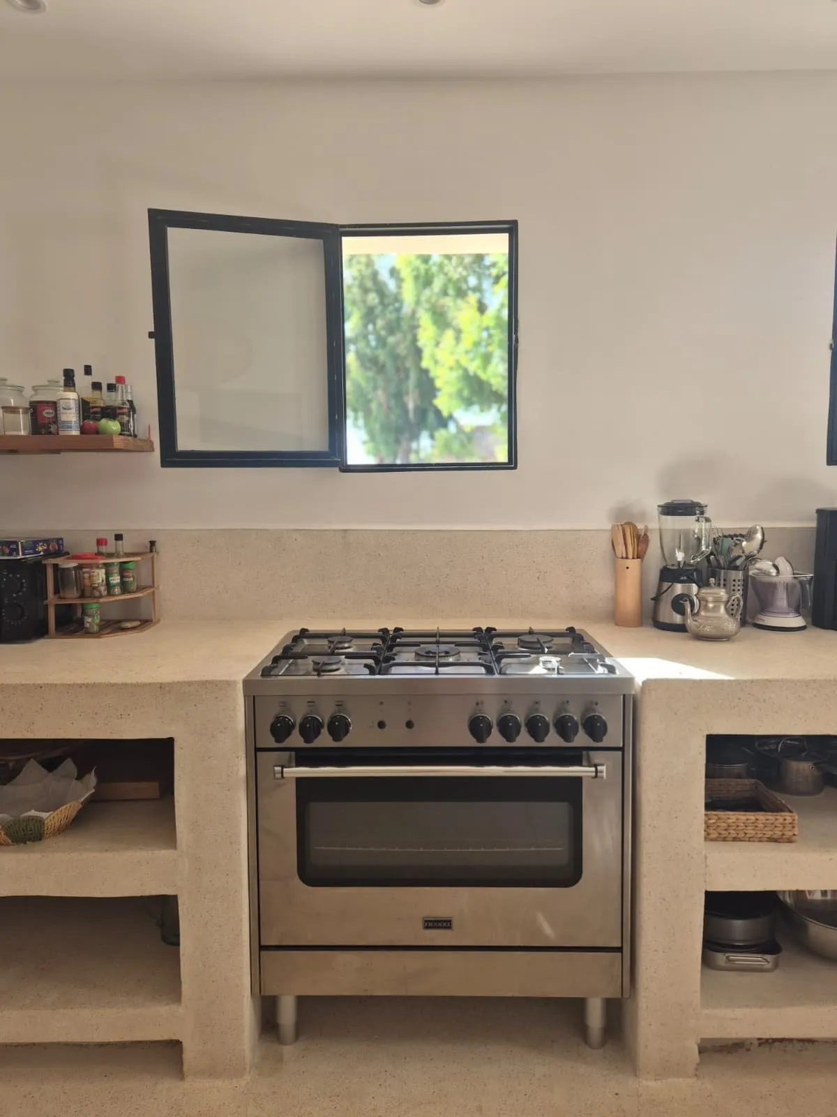 Piano de cuisson, plaques à gaz et grand four pour recevoir