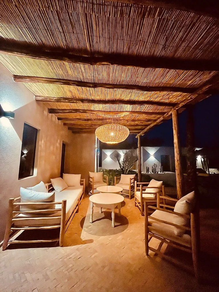 Salon de terrasse à la tombée du soir, lanternes allumées
