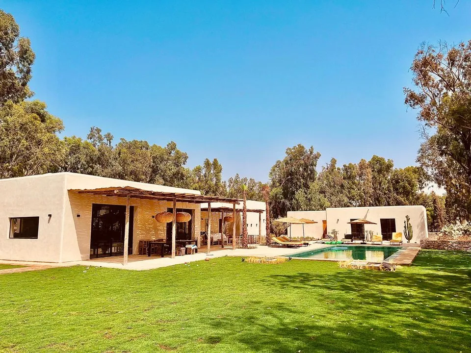 Grande pelouse pour les jeux, face à la piscine et à la villa