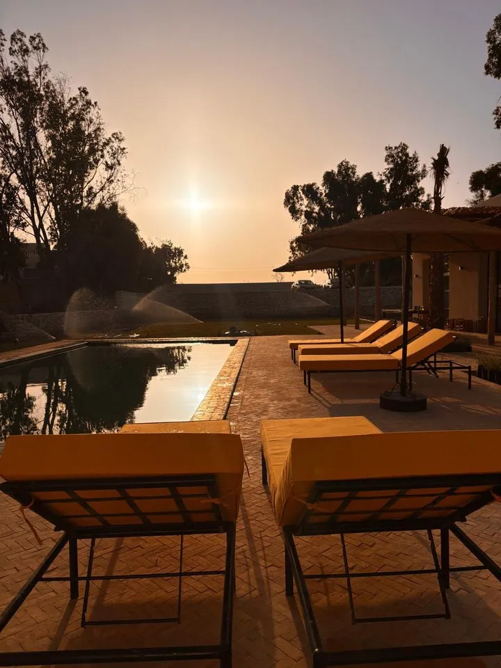 La piscine à contre-jour au soleil couchant
